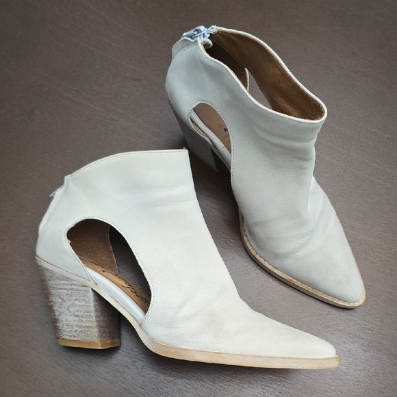 FREE PEOPLE Cream Heeled Boots Booties with Pointed Toe Leather Eur 37.5 Us 7 - Picture 1 of 7